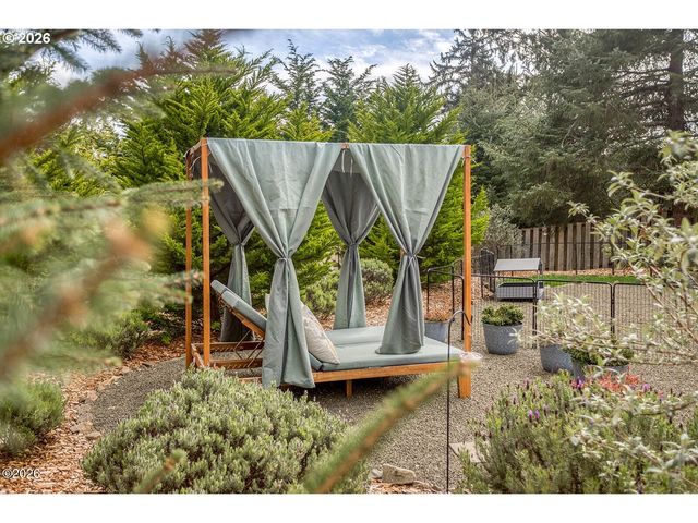 5792 Ne VOYAGE Ave, Lincoln City, OR 97367