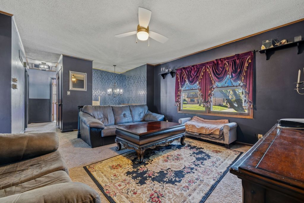 907 4th Street SW, Altoona, IA 50009