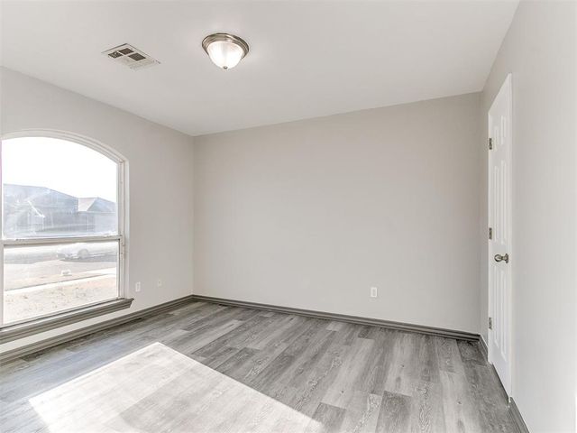 909 Greenfield Avenue, Yukon, OK 73099
