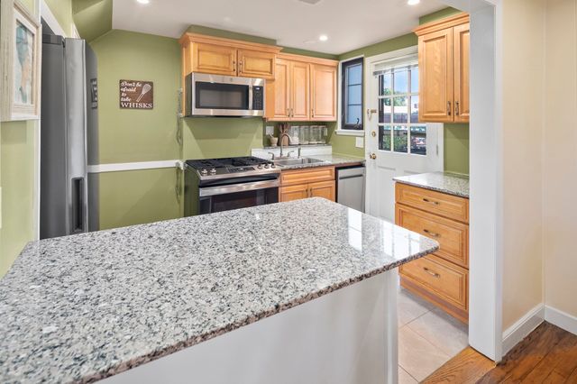 40 Pierce Rd 40, Watertown, MA 02472