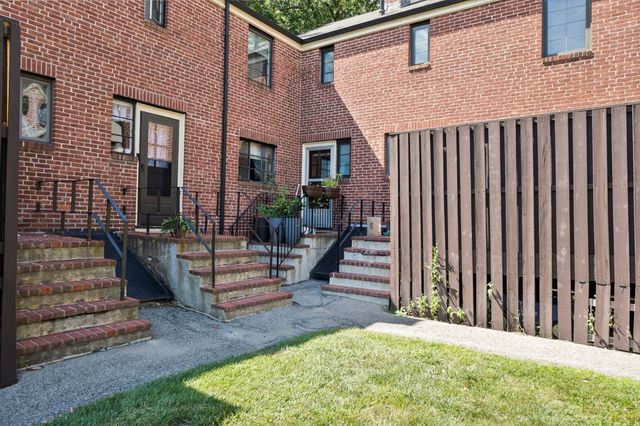 40 Pierce Rd 40, Watertown, MA 02472