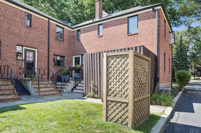 40 Pierce Rd 40, Watertown, MA 02472