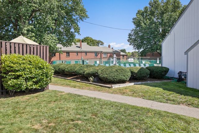 40 Pierce Rd 40, Watertown, MA 02472