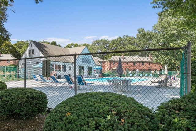 40 Pierce Rd 40, Watertown, MA 02472
