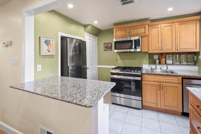 40 Pierce Rd 40, Watertown, MA 02472