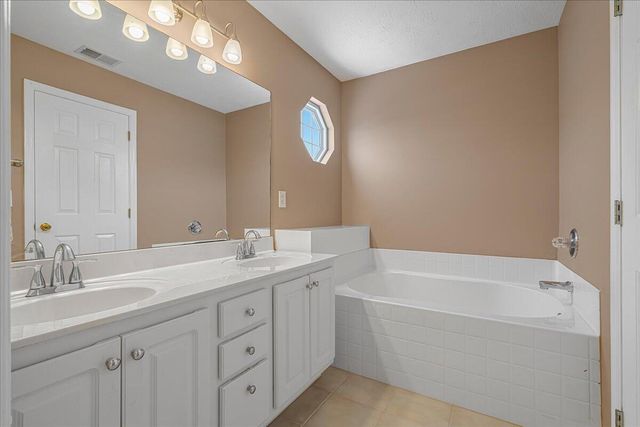 113 White Oak Trace, Lexington, KY 40511