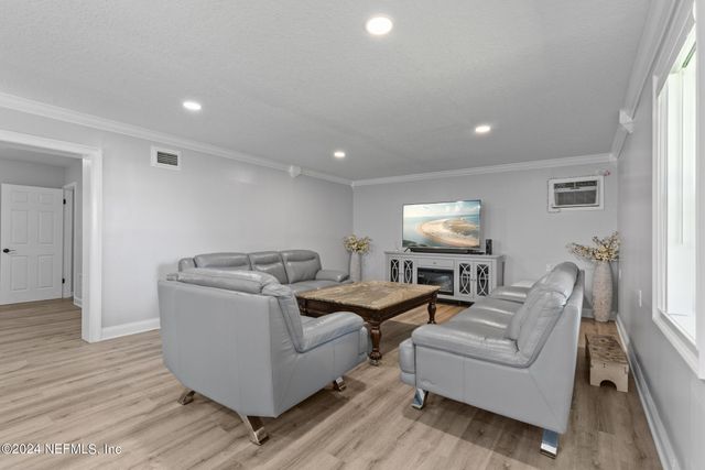 5937 LORAN Drive N, Jacksonville, FL 32216