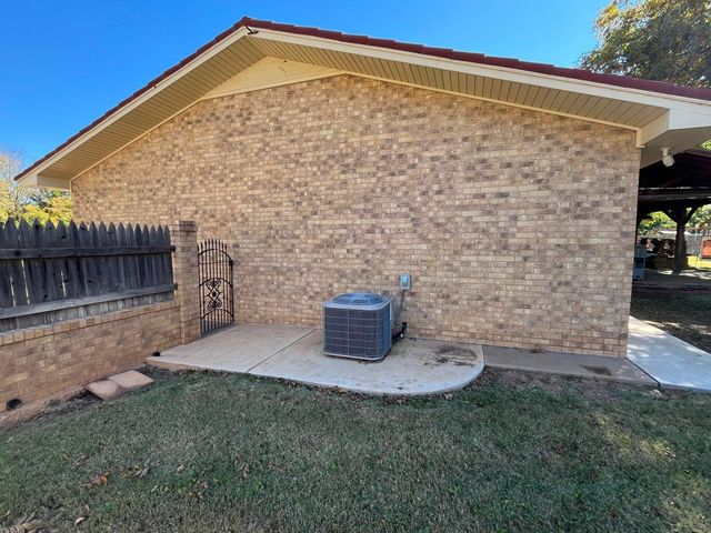 1407 Amarillo Street, Plainview, TX 79072