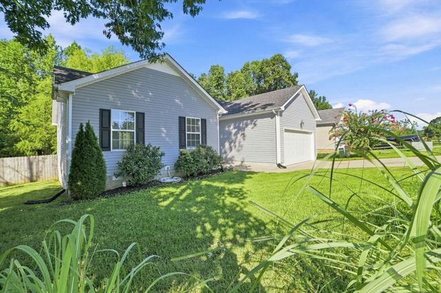 1672 Parkside Dr, Clarksville, TN 37042