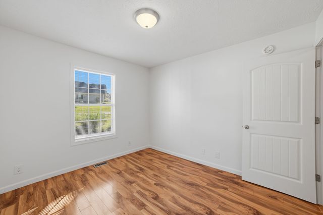 1672 Parkside Dr, Clarksville, TN 37042