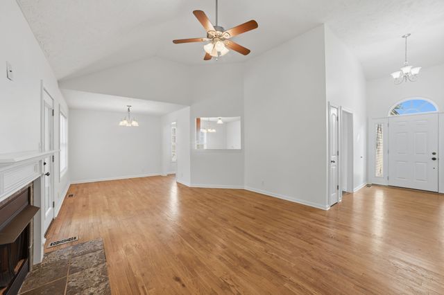1672 Parkside Dr, Clarksville, TN 37042