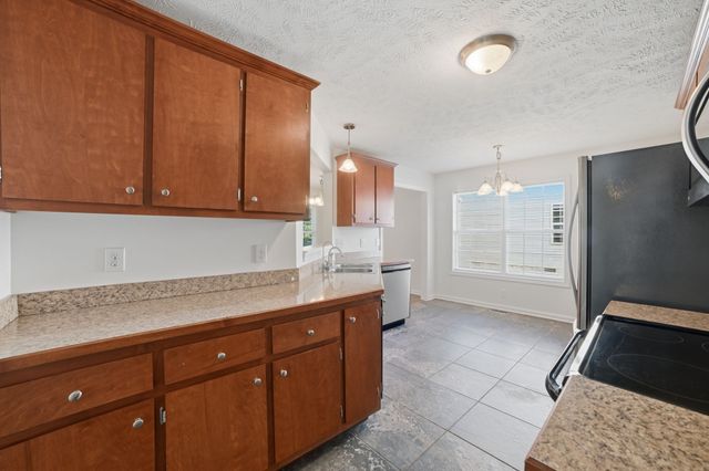 1672 Parkside Dr, Clarksville, TN 37042