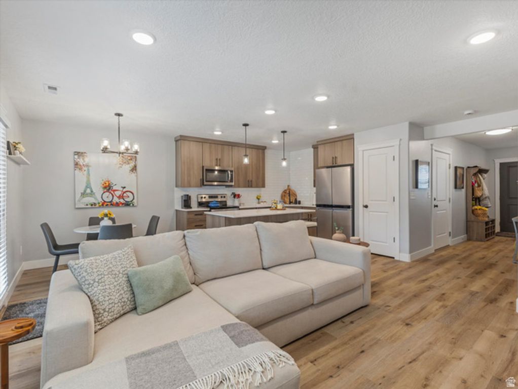Image 5 of property listing at 3047 S OLD EMIGRANT RD #C, Syracuse, UT 84075