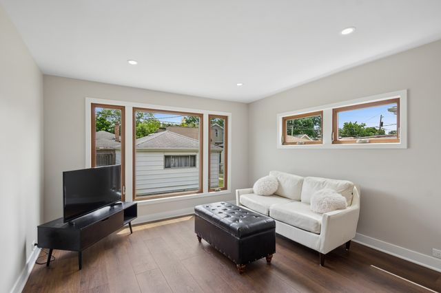 6341 N Tripp Avenue, Chicago, IL 60646