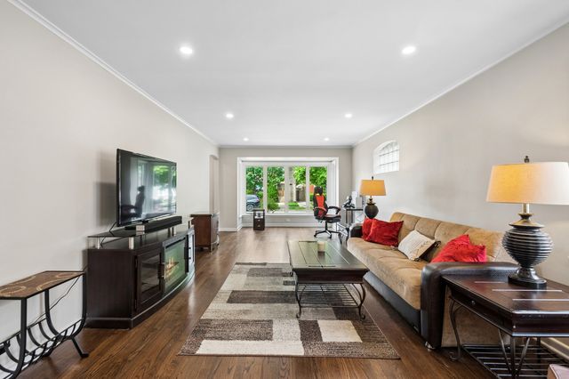 6341 N Tripp Avenue, Chicago, IL 60646