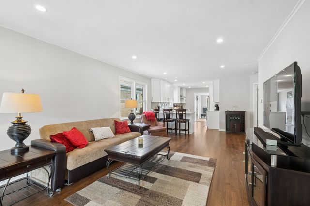 6341 N Tripp Avenue, Chicago, IL 60646