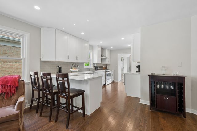 6341 N Tripp Avenue, Chicago, IL 60646