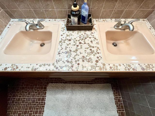 2115 Greenwood ROAD, Glendale, WI 53209