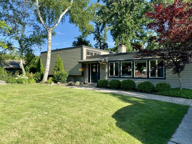 2115 Greenwood ROAD, Glendale, WI 53209