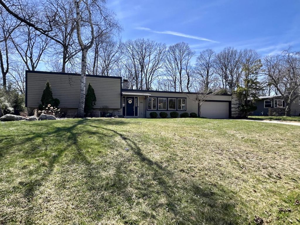 2115 Greenwood ROAD, Glendale, WI 53209