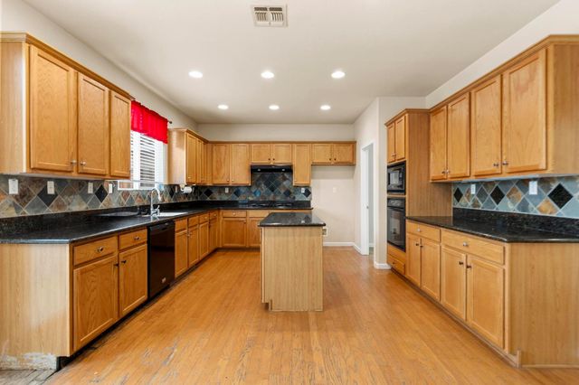 1740 Hiawatha Dr, Roseville, CA 95747