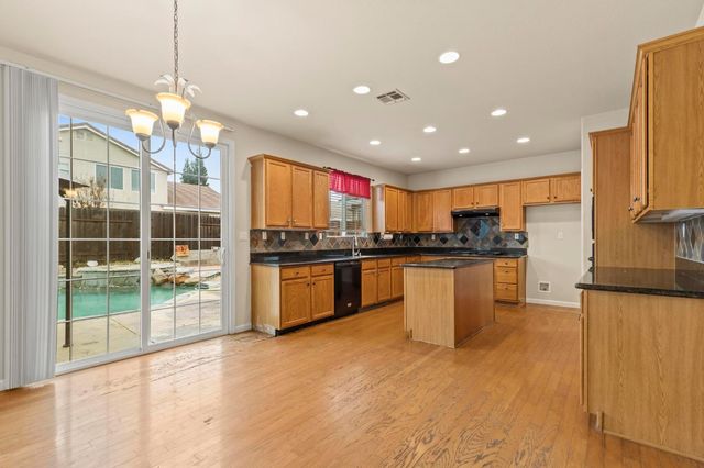 1740 Hiawatha Dr, Roseville, CA 95747