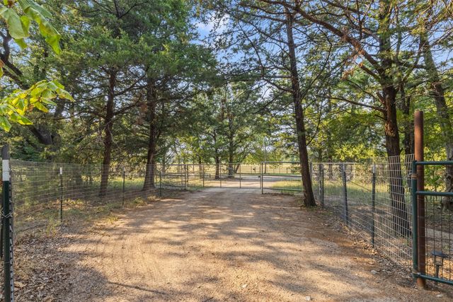 488 County Road 217, Collinsville, TX 76233