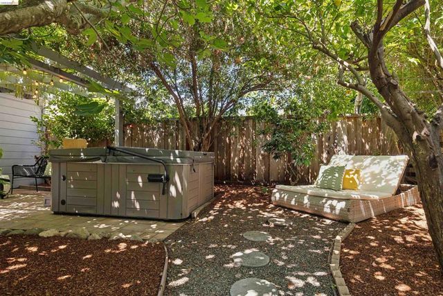 2420 Carmel St, Oakland, CA 94602