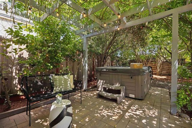 2420 Carmel St, Oakland, CA 94602