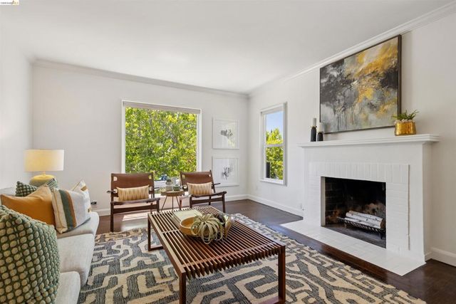 2420 Carmel St, Oakland, CA 94602