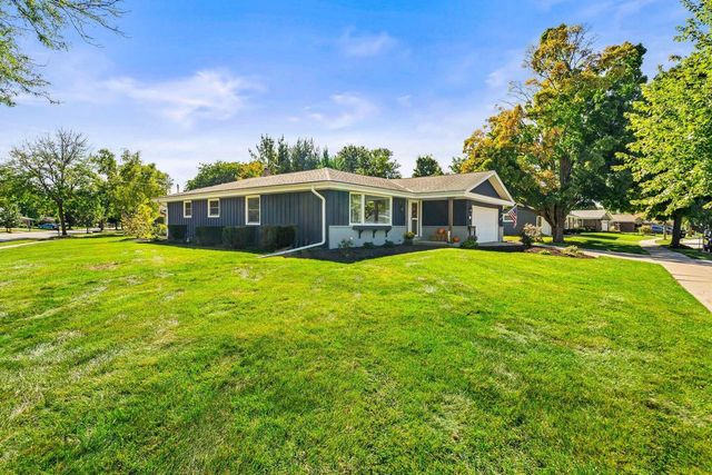 1101 Dogwood LANE, Waukesha, WI 53189