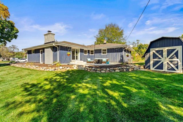 1101 Dogwood LANE, Waukesha, WI 53189