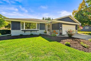 1101 Dogwood LANE, Waukesha, WI 53189