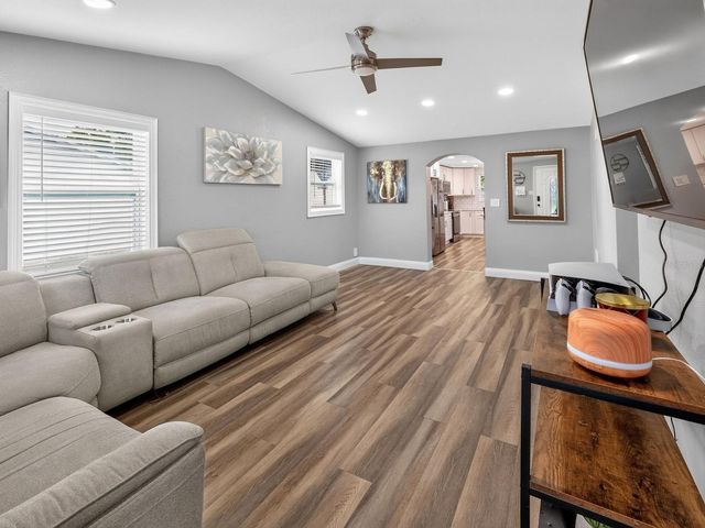 9218 W ROBSON STREET, Tampa, FL 33615