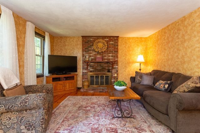 5 Chestnut Dr, Townsend, MA 01469