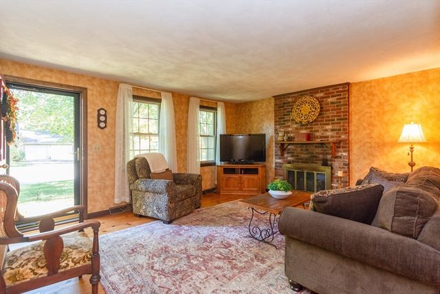 5 Chestnut Dr, Townsend, MA 01469