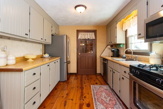 5 Chestnut Dr, Townsend, MA 01469