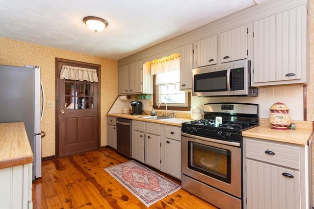 5 Chestnut Dr, Townsend, MA 01469