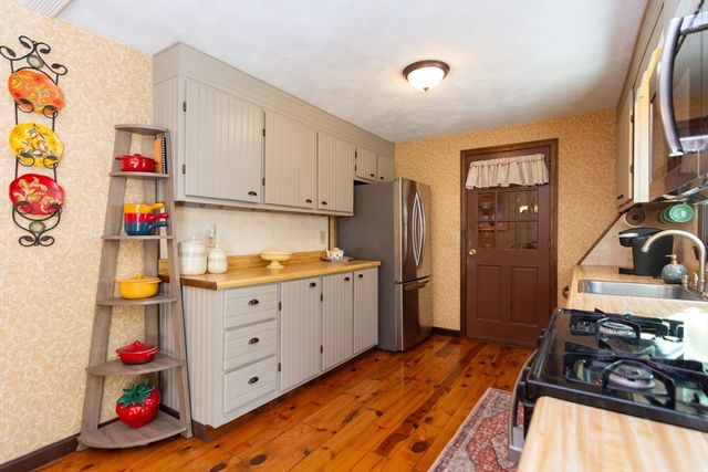 5 Chestnut Dr, Townsend, MA 01469