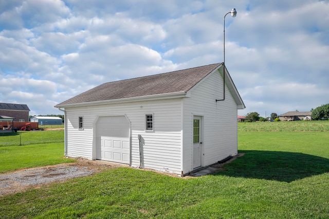 186 Pine Creek Dr, Smithville, TN 37166