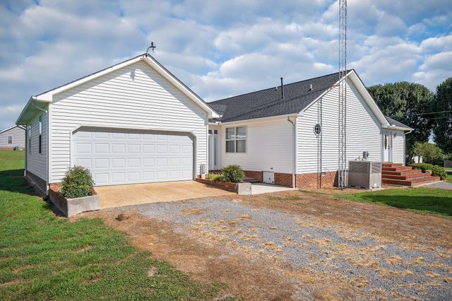 186 Pine Creek Dr, Smithville, TN 37166