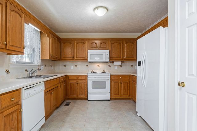 186 Pine Creek Dr, Smithville, TN 37166