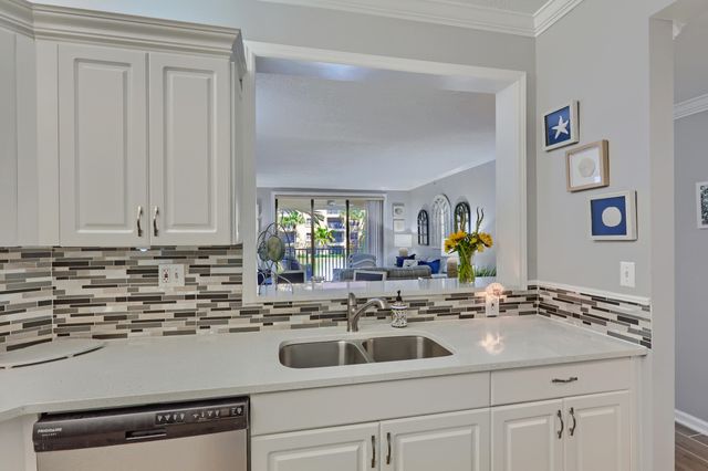 400 Uno Lago Drive 204, Juno Beach, FL 33408