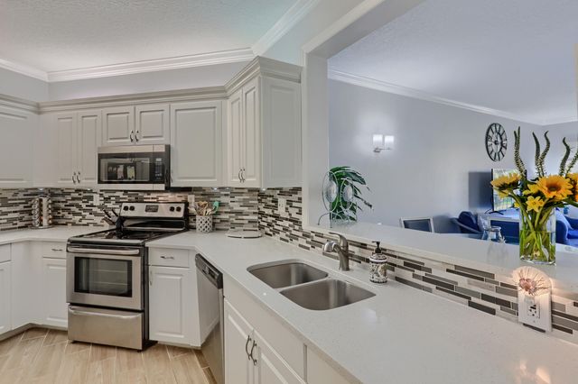 400 Uno Lago Drive 204, Juno Beach, FL 33408