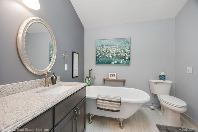 20660 Parkplace Lane, Clinton Charter Township, MI 48036