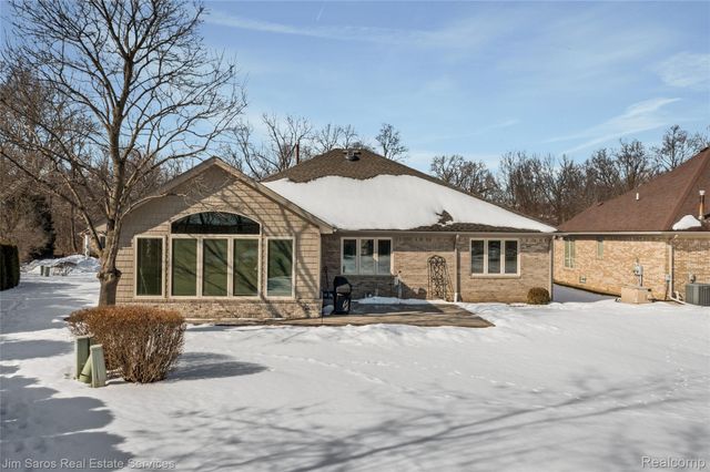 20660 Parkplace Lane, Clinton Charter Township, MI 48036