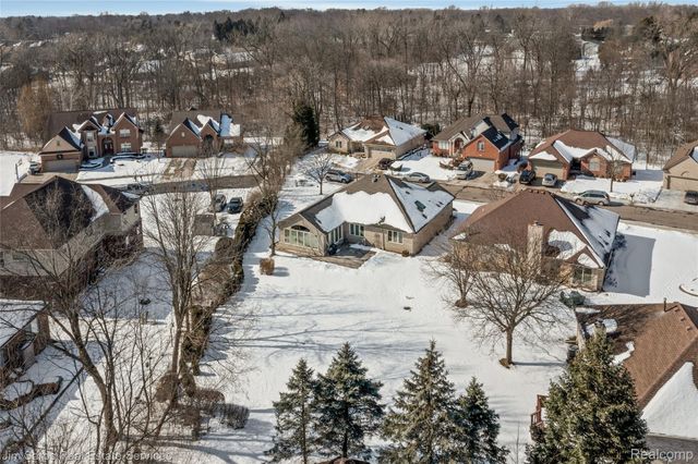 20660 Parkplace Lane, Clinton Charter Township, MI 48036