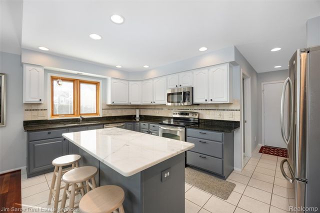 20660 Parkplace Lane, Clinton Charter Township, MI 48036