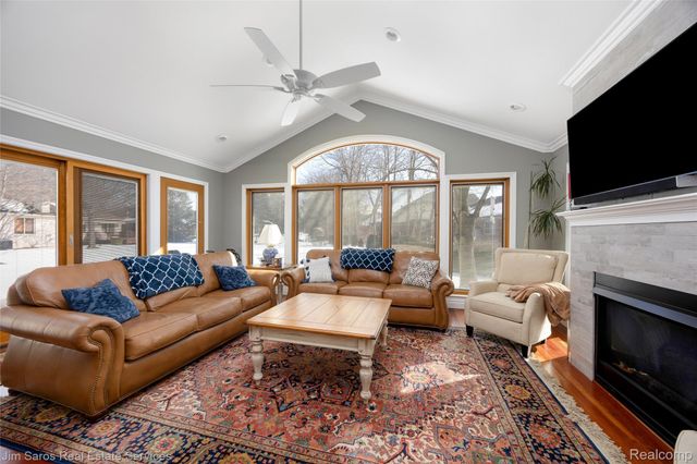 20660 Parkplace Lane, Clinton Charter Township, MI 48036