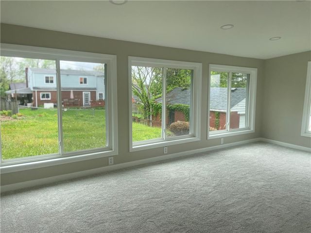 2616 Kenview Dr, Lower Burrell, PA 15068